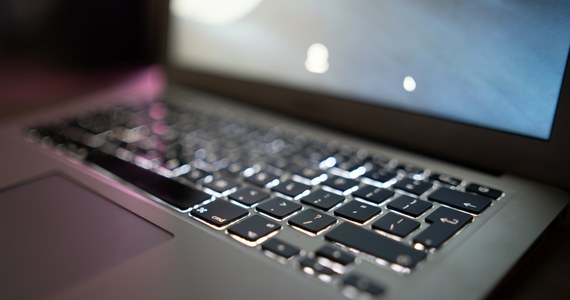 W jednym z lombardów policja zabezpieczyła laptop, który prawdopodobnie został przekazany w ramach programu "Laptop dla ucznia". Poinformowało o tym Ministerstwo Cyfryzacji na platformie X (dawniej Twitter).