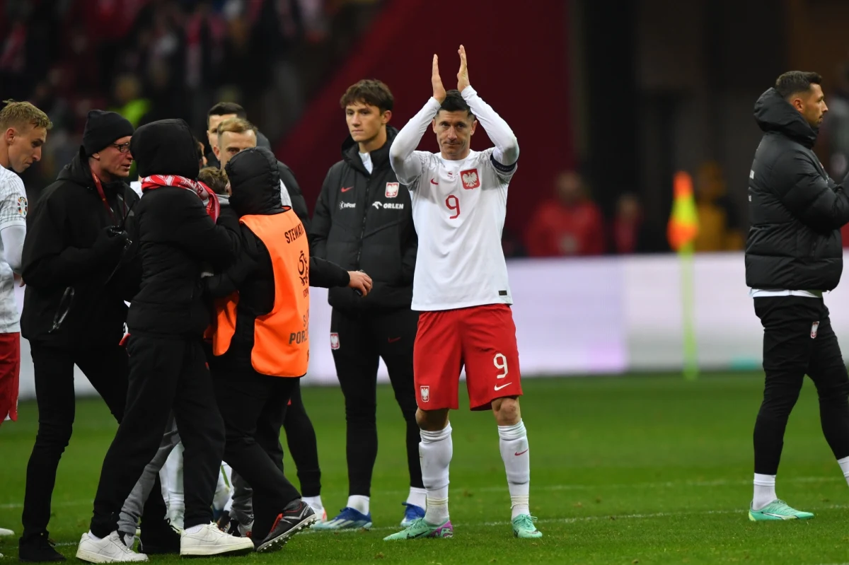 "Widzę dużo pozytywów" - powiedział Robert Lewandowski po zremisowanym 1:1 meczu z Czechami w Warszawie w eliminacjach Euro 2024. Polscy piłkarze stracili szanse awansu z grupy, ale będą walczyć o udział w turnieju w Niemczech w przyszłorocznych barażach.