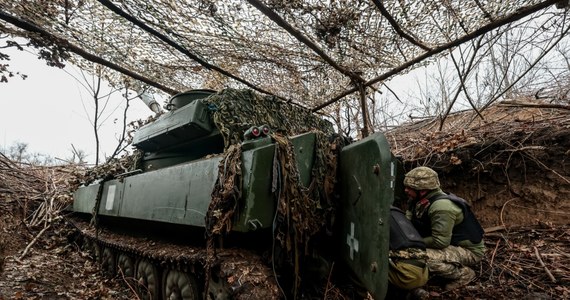 Kanclerz Niemiec Olaf Scholz wezwał prezydenta Rosji Władimira Putina do zrobienia pierwszego kroku w kierunku możliwego pokojowego rozwiązania na Ukrainie. Musi wycofać wojska - powiedział szef niemieckiego rządu podczas wizyty w Nuthetal w Brandenburgii. Ukraińskie siły powietrzne poinformowały o strąceniu 29 z 38 wystrzelonych przez Rosję dronów bojowych Shahed. Atak trwał osiem godzin. Rosyjska armia planuje przeprowadzenie trzeciej fali ofensywy na Awdijiwkę w obwodzie donieckim na wschodzie Ukrainy - ostrzegł Ołeksandr Sztupun, rzecznik sił ukraińskich w obwodzie zaporoskim i zachodniej części obwodu donieckiego. Sobota była 633. dniem wojny Rosji przeciwko Ukrainie. Najważniejsze informacje dotyczące sytuacji za naszą wschodnią granicą zebraliśmy w relacji z 18.11.2023 r.