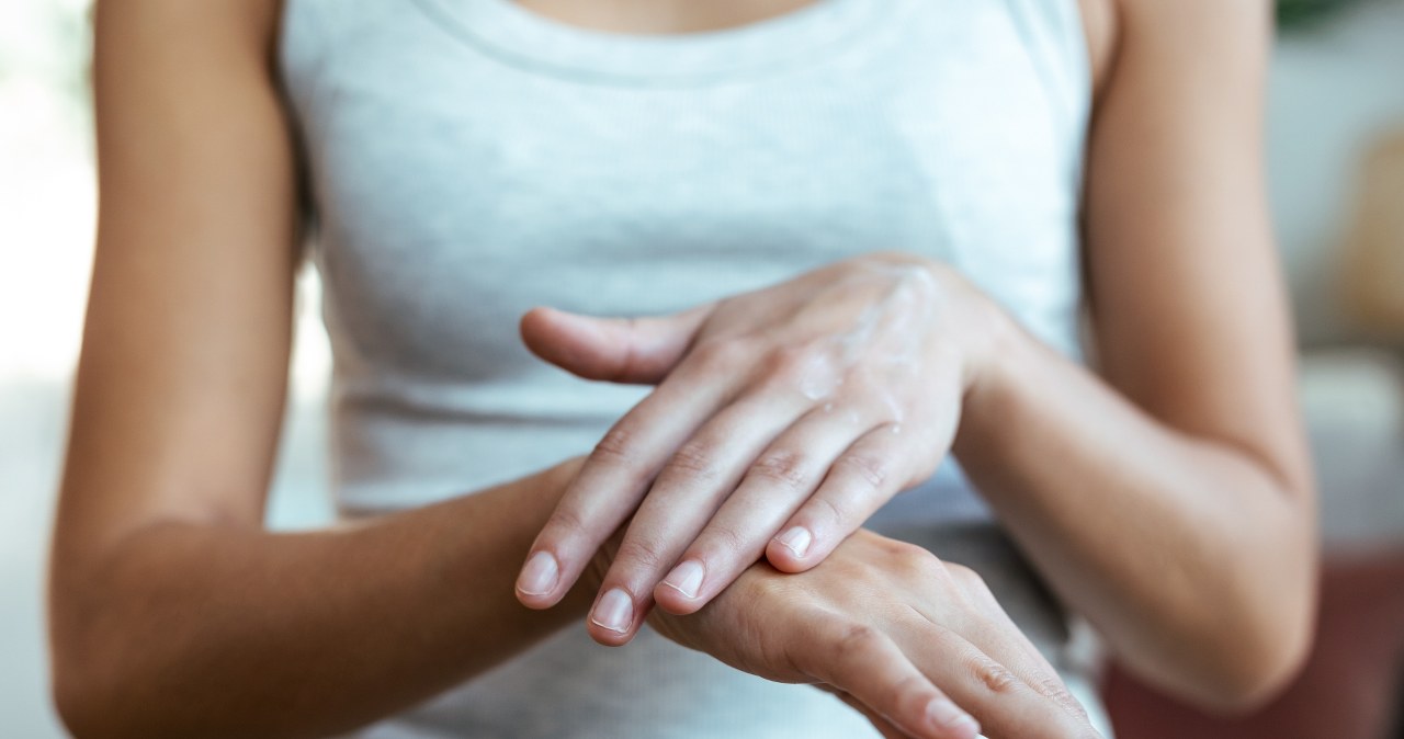 Najlepszy domowy sposób na popękane dłonie. Ratunkiem nocna maska