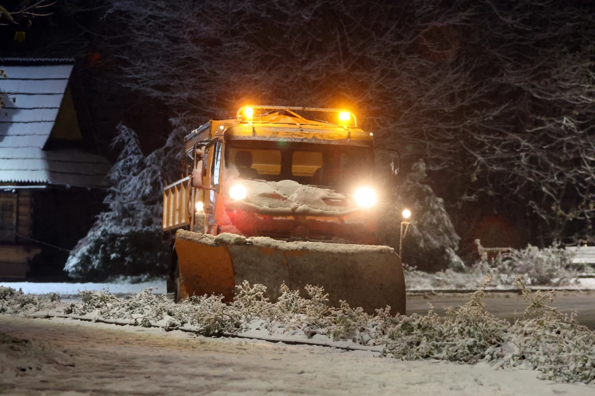 ​Przybywa śniegu w Tatrach. Na Kasprowym Wierchu i w Dolinie Pięciu Stawów Polskich leży już 60 cm białego puchu, a miejscami wiatr utworzył spore zaspy przekraczające jeden metr. Ratownicy Tatrzańskiego Ochotniczego Pogotowia Ratunkowego prognozują wzrost zagrożenia lawinowego do drugiego stopnia.