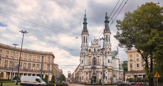 W sobotę, w godz. 13-16 planowane jest zgromadzenie publiczne na pl. Zbawiciela, a następnie przemarsz na trasie: Nowowiejska - Krzywickiego przed budynek przy ul. Krzywickiego 24. W tym czasie niektóre linie autobusowe i tramwajowe mogą być kierowane na objazdy.