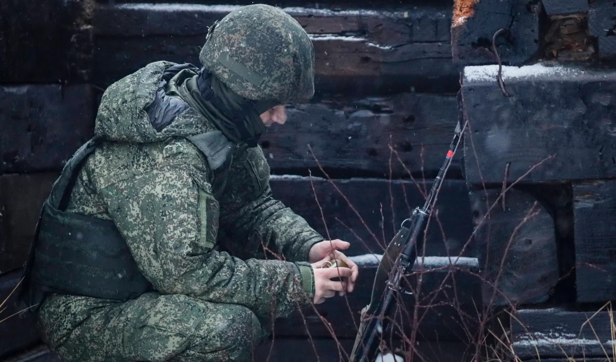 Lubi czołgi, filmy wojenne i chce bronić ojczyzny - 37-letni nauczyciel z rosyjskiego Jakucka uważa, że walka w Ukrainie to jego obowiązek. Nie przeszkadza mu fakt, że ma wadę wzroku wynoszącą minus 19 dioptrii i wachlarz chorób przewlekłych. Został zakwalifikowany i obecnie odbywa ćwiczenia przed wyjazdem na ukraiński front.