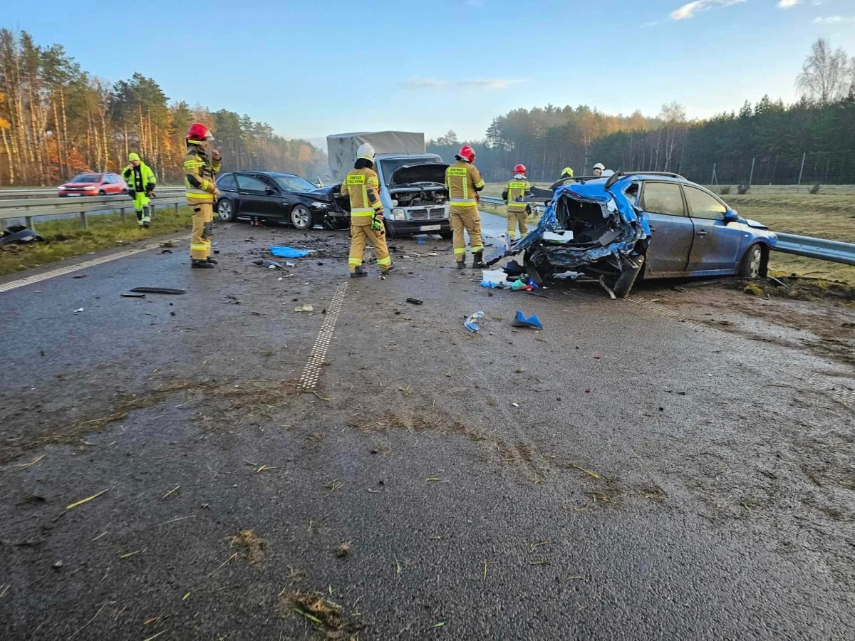 Cztery osoby trafiły do szpitala po wypadku w miejscowości Błotnica w gminie Kołobrzeg w Zachodniopomorskiem. Na drodze S6 zderzyły się cztery samochody. Wśród poszkodowanych jest dziecko. 
