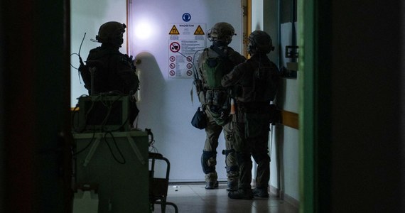 Kilkaset osób opuściło w sobotę szpital Al-Szifa w Gazie - poinformowała agencja AFP. Wcześniej francuski serwis przekazał, że izraelskie wojsko za pomocą megafonów nakazało ewakuację "w ciągu godziny" tej największej w Strefie Gazy placówki medycznej. Siły Obronne Izraela jednak temu zaprzeczyły.