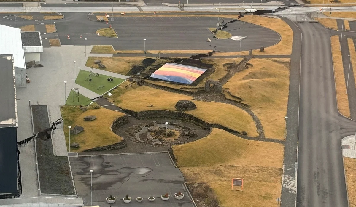 Przyszłość islandzkiego miasta Grindavík wciąż nie jest znana. Aktywność sejsmiczna w porównaniu z ubiegłym tygodniem co prawda spadła, ale nadal pozostaje relatywnie stabilna. Sugeruje to dalsze przemieszczanie się magmy pod powierzchnią ziemi. Samo miasto z kolei wygląda jakby było żywo wyciągnięte z filmów katastroficznych - opuszczone, z zapadliskami i ogromnymi pęknięciami w nawierzchni dróg.