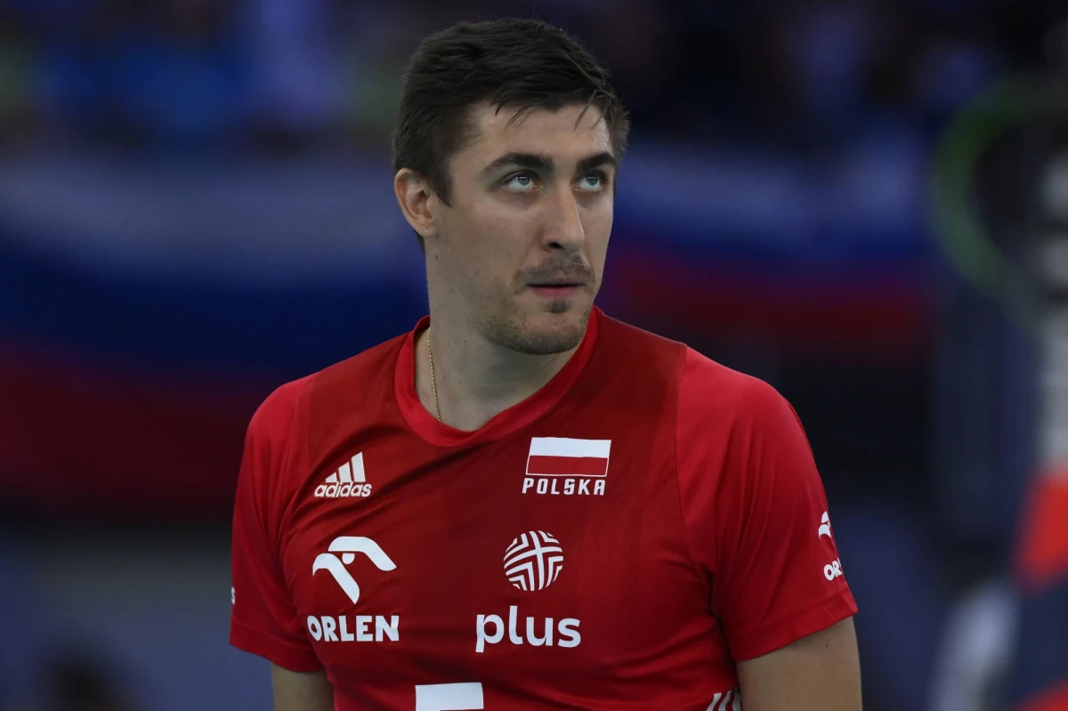 Sezon siatkarskiej PlusLigi nabiera tempa. Już za kilka dni polskie kluby rozpoczną rywalizację w Lidze Mistrzów, a tego trofeum po raz trzeci będzie bronić Grupa Azoty ZAKSA Kędzierzyn-Koźle. Wicemistrzowie kraju zmierzą się w środę we własnej hali z greckim Olympiakosem SFP. "To najgorszy zespół z kwalifikacji, na jakiego mogliśmy trafić..." - mówi wprost atakujący ZAKSY Łukasz Kaczmarek, z którym o LM, powrocie na pozycję przyjmującego i o tym, że wcale nie czuje się najlepszym siatkarzem świata rozmawiał Wojciech Marczyk z redakcji sportowej RMF FM.