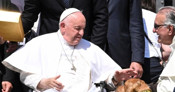 "W obecnych czasach jest większe zapotrzebowanie na weterynarzy niż na pediatrów. To nie jest dobry sygnał" - powiedział papież Franciszek podczas sobotniej audiencji dla włoskich stowarzyszeń pediatrów i otolaryngologów. "Może nie powinienem tego powiedzieć, ale powiem: dzisiaj ludzie wolą mieć pieska niż dziecko" - stwierdził.