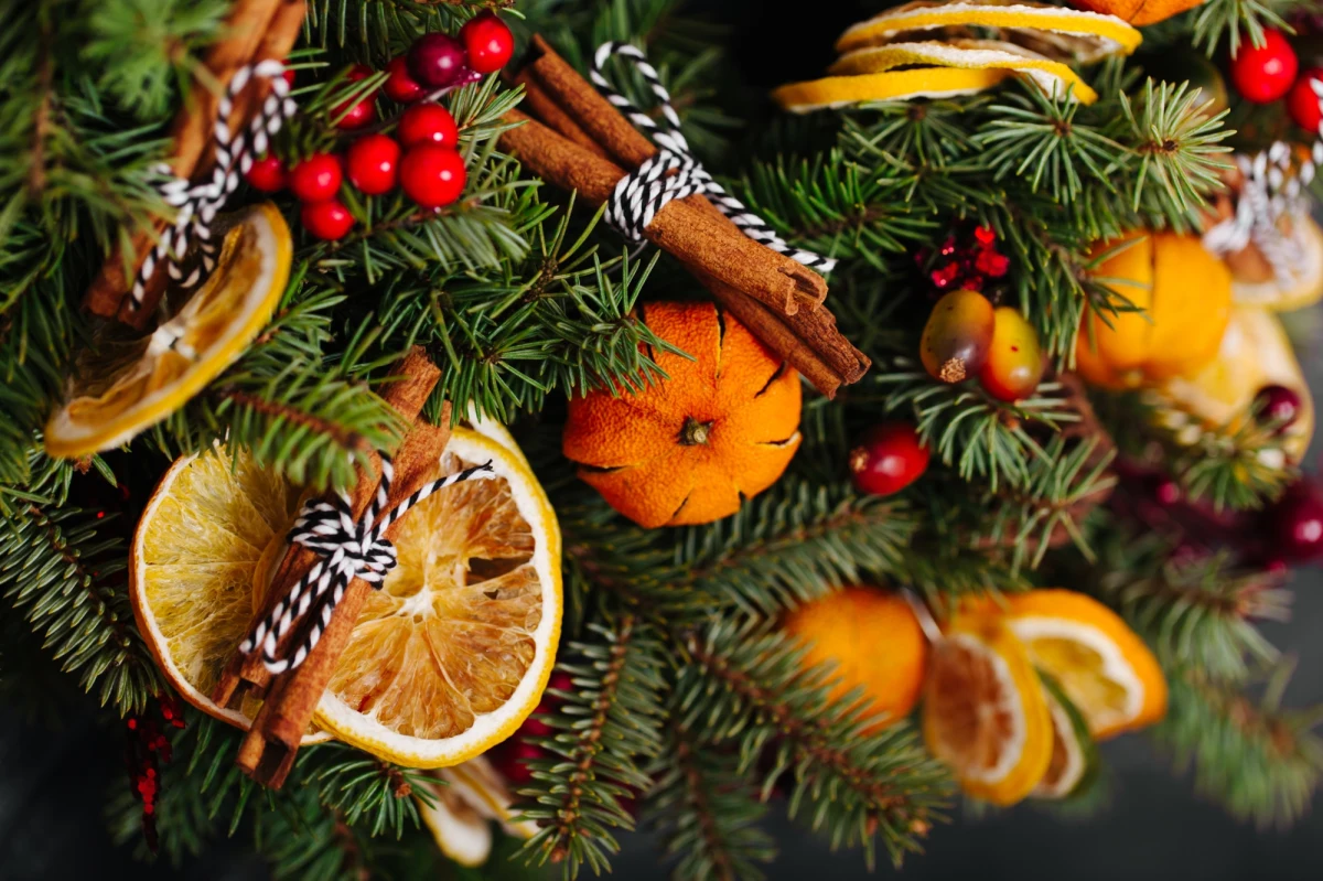 Centrum Kultury i Sztuki w Kaliszu zaprasza dzieci od 6 lat i dorosłych na warsztaty tradycyjnych ozdób świątecznych na choinkę - poinformował Przemysław Nowak z CKIS.