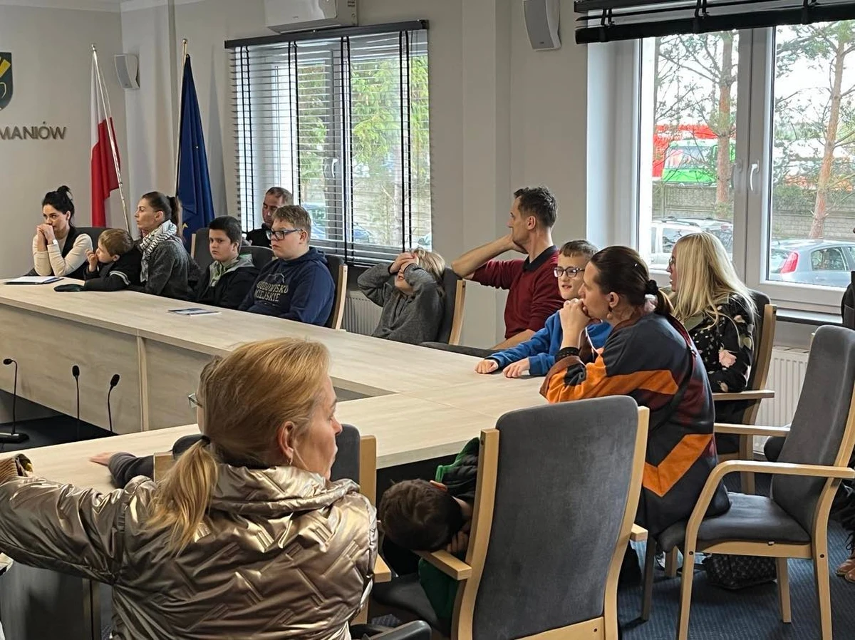 ​Znaleźliśmy się w kuriozalnej sytuacji. Tak mówią nauczyciele i rodzice uczniów ze Szkoły Podstawowej Goszczynie niedaleko Oławy na Dolnym Śląsku. Placówkę, do której uczęszczały też dzieci niepełnosprawne, od lat prowadziła fundacja. Teraz chce to robić gmina. Doszło do konfliktu, którego efekt jest taki taki, że kadra nauczycielska została bez pracy. A uczniowie nie mają w szkole opieki.