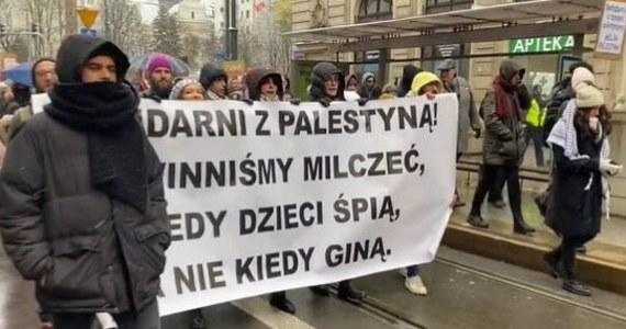 "Ani jednej bomby więcej. Wolna Palestyna" - demonstracja pod takim hasłem przeszła ulicami Warszawy. Kilkuset uczestników wyruszyło z placu Zbawiciela i udało się   przed ambasadę Izraela. Protest ma związek z izraelską inwazją na Strefę Gazy i z bombardowaniem palestyńskiej enklawy.

