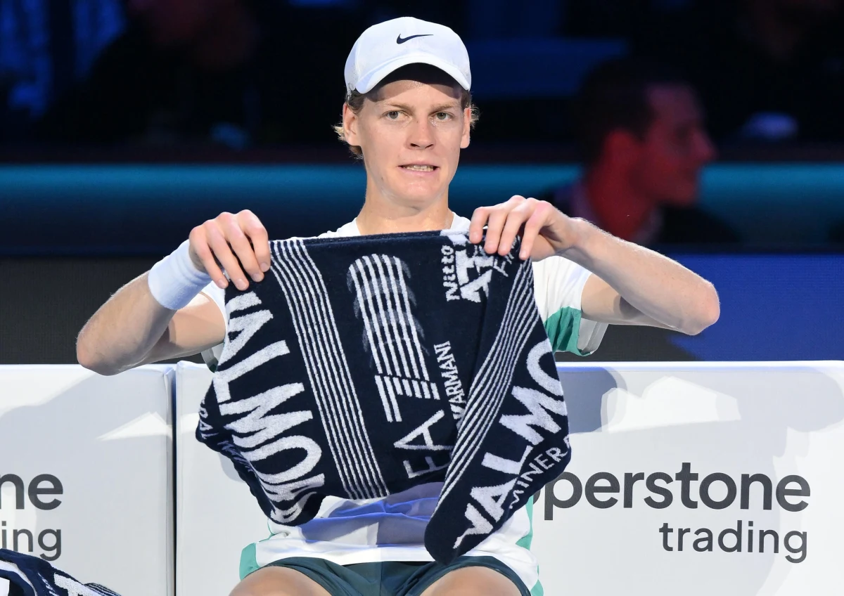Jannik Sinner pokonał Daniłła Miedwiediewa 6:3, 6:7, 6:1 i awansował do finału turnieju ATP Finals w Turynie. Włoch w ostatnich dniach imponuje formą. Wygrał na turnieju jak na razie komplet czterech spotkań. Późnym wieczorem dowiemy się, kto powalczy z Sinnerem o końcowy triumf. W drugim półfinale powalczą Novak Djoković i Carlos Alcaraz.