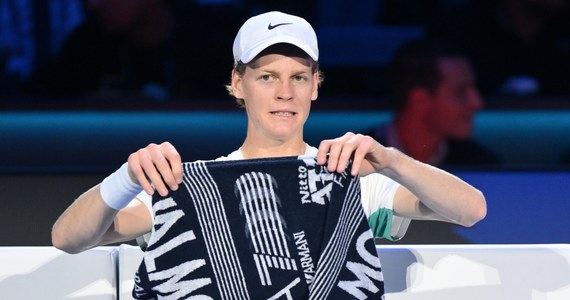 Jannik Sinner pokonał Daniłła Miedwiediewa 6:3, 6:7, 6:1 i awansował do finału turnieju ATP Finals w Turynie. Włoch w ostatnich dniach imponuje formą. Wygrał na turnieju jak na razie komplet czterech spotkań. Późnym wieczorem dowiemy się, kto powalczy z Sinnerem o końcowy triumf. W drugim półfinale powalczą Novak Djoković i Carlos Alcaraz.