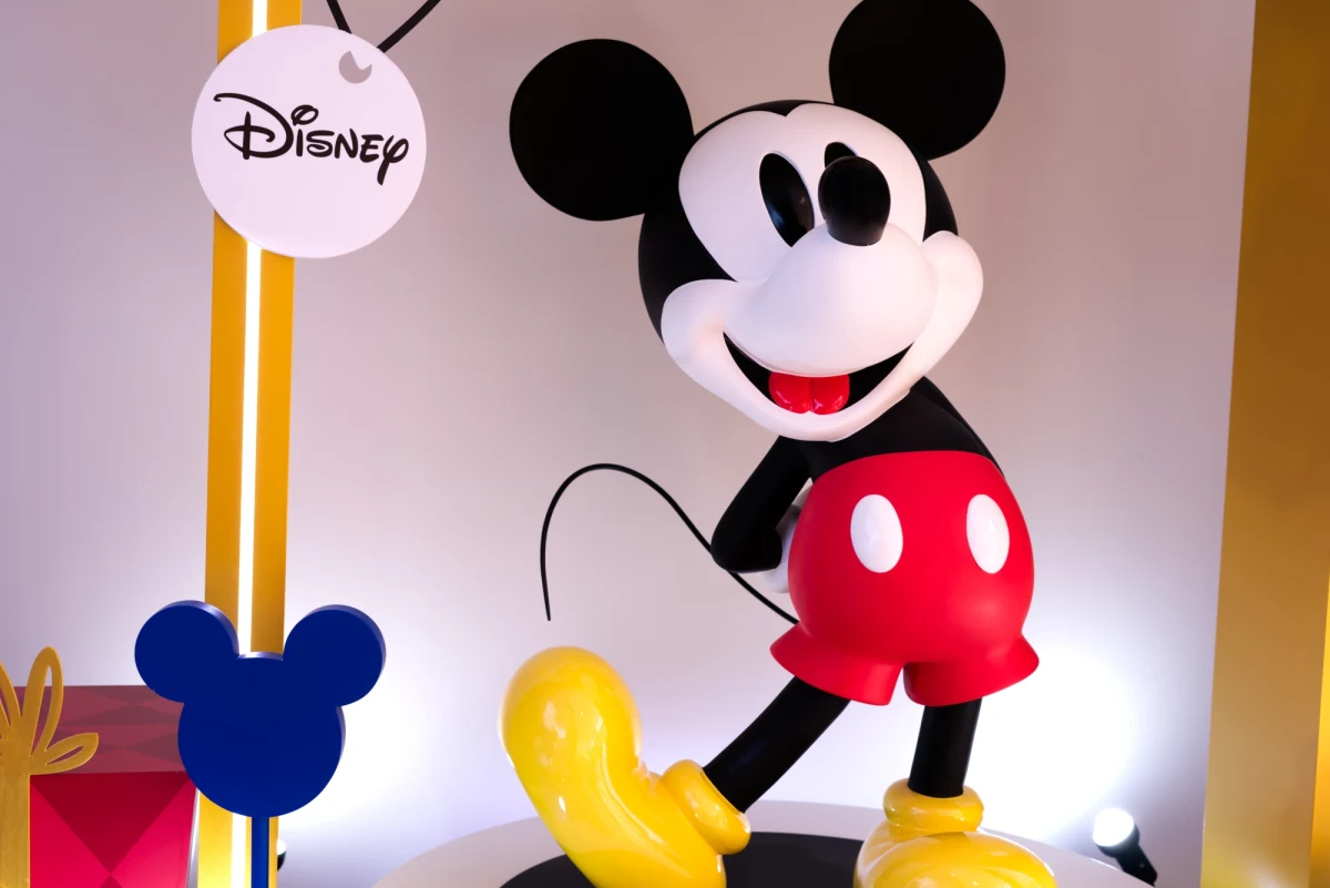 95 lat temu po raz pierwszy na wielkim ekranie pojawiła się najsłynniejsza mysz - Myszka Miki. Dziś fani tej postaci na całym świecie celebrują Mickey Mouse Day. 