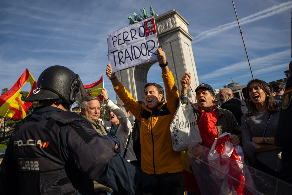 Hiszpańska policja po raz kolejny w tym tygodniu użyła siły wobec demonstrantów, którzy w sobotę wieczorem na wiecu w Madrycie protestowali przeciwko trzeciemu rządowi premiera Pedro Sancheza i jego planowi objęcia amnestią separatystów z Katalonii.