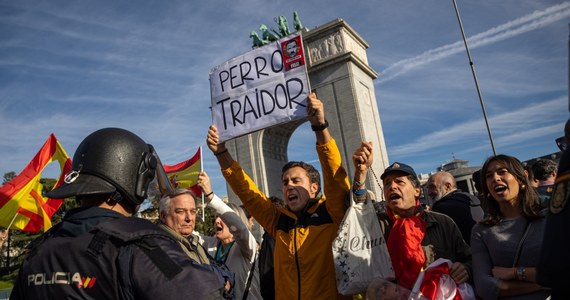 Hiszpańska policja po raz kolejny w tym tygodniu użyła siły wobec demonstrantów, którzy w sobotę wieczorem na wiecu w Madrycie protestowali przeciwko trzeciemu rządowi premiera Pedro Sancheza i jego planowi objęcia amnestią separatystów z Katalonii.