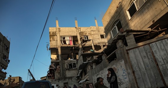 Izrael i Hamas nie osiągnęły jeszcze porozumienia w sprawie uwolnienia zakładników i tymczasowego zawieszenia broni - poinformowała w komunikacie Adrienne Watson, rzeczniczka Rady Bezpieczeństwa Narodowego Białego Domu. Zapewniła, że Stany Zjednoczone nadal pracują nad osiągnięciem porozumienia między obiema stronami.
