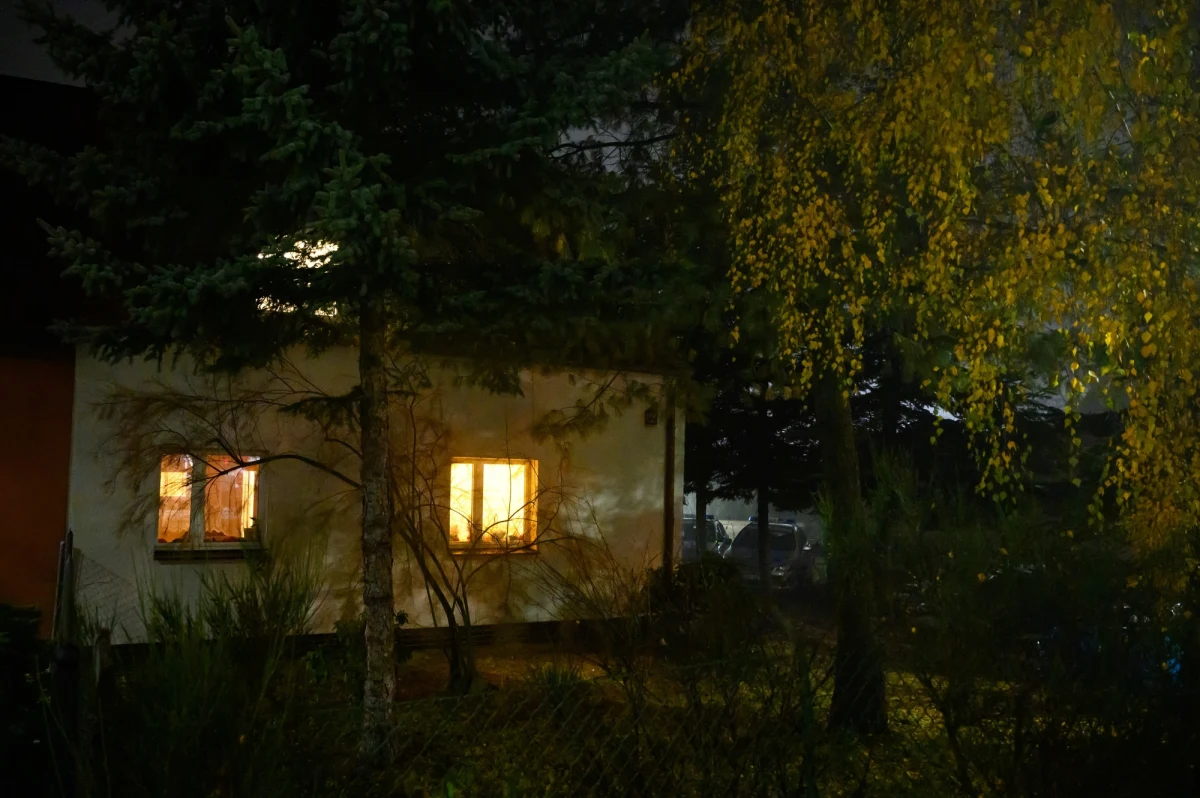 O znalezieniu zwłok 29-letniej kobiety i dwójki jej dzieci w mieszkaniu w Puszczykowie poinformował rzecznik wielkopolskiej policji mł. insp. Andrzej Borowiak. Jak zaznaczył, w związku ze sprawą zatrzymano ojca dzieci i męża kobiety.