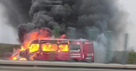 Na autostradzie A4, w pobliżu Kątów Wrocławskich w województwie dolnośląskim, doszło do pożaru busa. Przez godzinę zablokowany był jeden pas w stronę granicy.