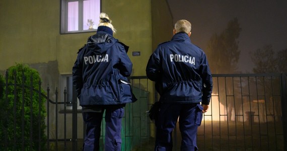 42-latek zatrzymany ws. potrójnego zabójstwa w Puszczykowie jeszcze nie został przesłuchany - poinformował rzecznik wielkopolskiej policji Andrzej Borowiak. Mężczyzna to mąż 29-latki, której ciało znaleziono wczoraj po południu jednym z domów w Puszczykowie. Oprócz niej w mieszkaniu odkryto zwłoki dwóch małych dziewczynek. 