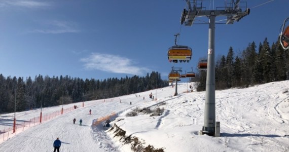 Stacja narciarska na zakopiańskiej Harendzie rozpoczęła w niedzielę sztuczne śnieżnie stoków. Armatki pracują też na Grapie w Czarnej Górze. W najbliższych dniach śnieżenie ma ruszyć także w kolejnych ośrodkach na Podhalu. Narciarze będą mogli ruszyć na szlaki już na początku grudnia.