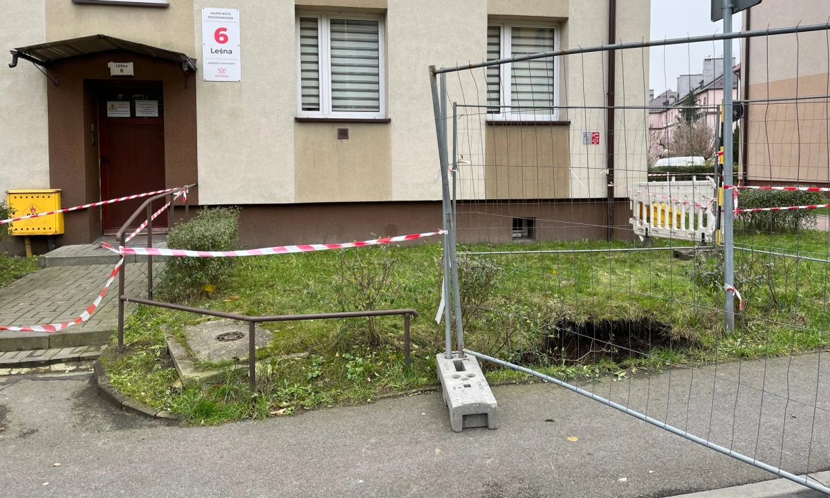 W Siemianowicach Śląskich, w pobliżu jednego z bloków, powstało groźne zapadlisko. Służby podjęły decyzję o ewakuacji części mieszkańców.