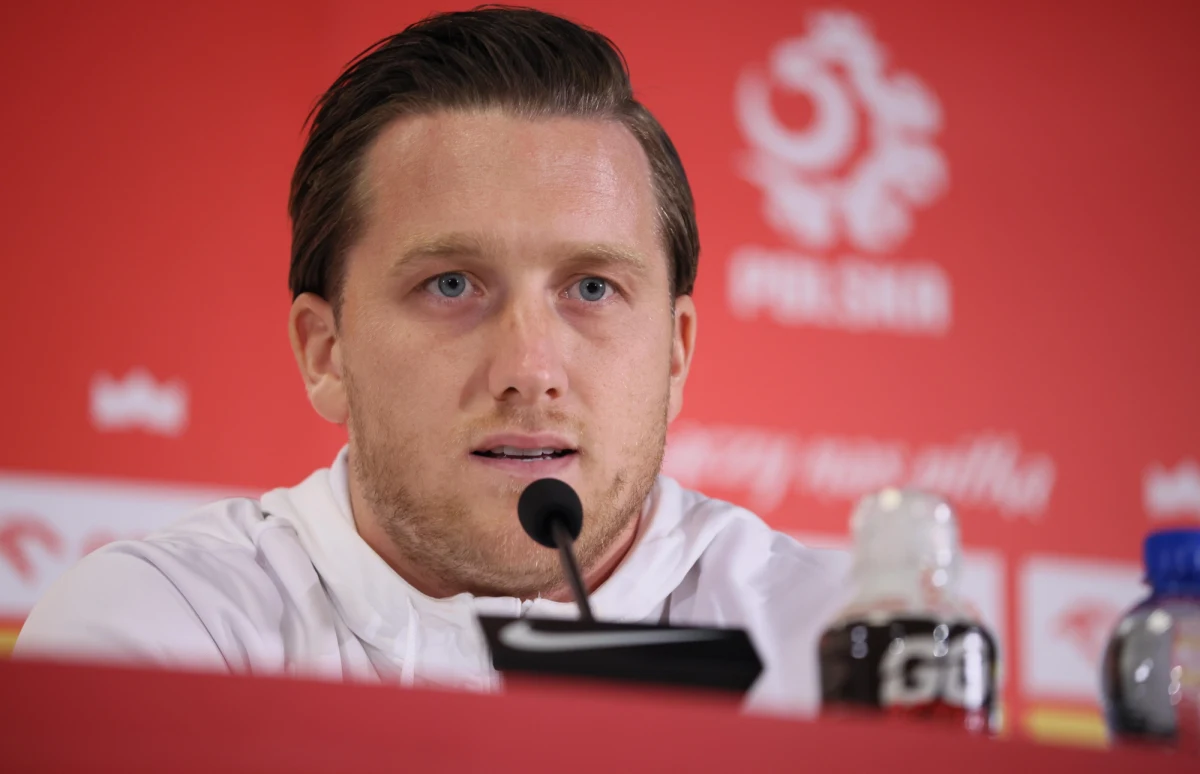 ​Piotr Zieliński z powodu anginy opuścił zgrupowanie reprezentacji Polski - przekazał PAP rzecznik prasowy PZPN i team menedżer kadry Jakub Kwiatkowski. Podopieczni Michała Probierza przygotowują się do towarzyskiego spotkania z Łotwą w Warszawie.