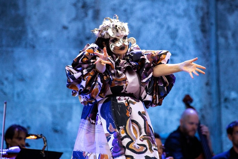 Co do tego, że byłem świadkiem wielkiego widowiska, nie mam żadnych wątpliwości. Muzyka to jedno, zaś wizualne show, zwane przez Björk "cyfrowym teatrem", gwarantowało słuchaczowi niezapomnianą podróż. Raz byliśmy na dnie oceanu, raz na islandzkiej łące, by potem wylądować pod mikroskopem. W dźwięki przyrody brutalnie wjeżdża potężny młot. Wszystko zgodnie z przekazem o łączeniu natury z techniką. Jak to wyglądało w praktyce?