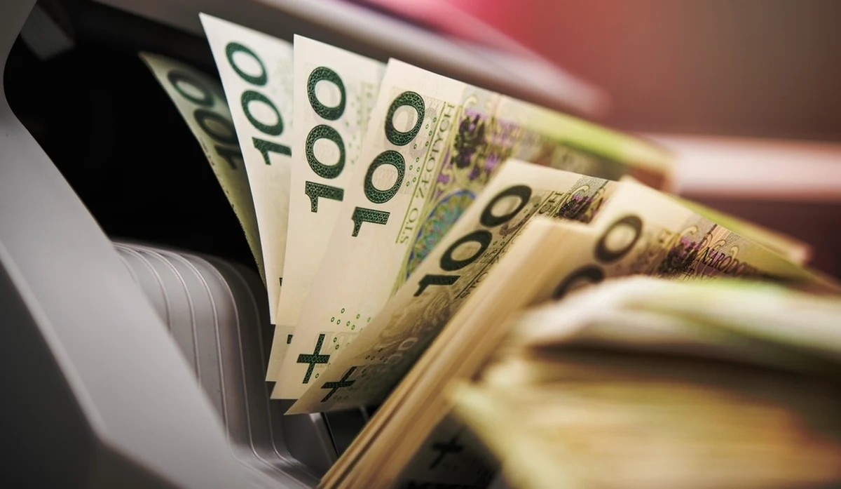 ​Tańsze tankowanie, do tego sporo danych o stanie naszych kieszeni, polskiego handlu i przemysłu przyniesie nowy tydzień w gospodarce. Przekonamy się, czy złoty ma siłę, by nadal zyskiwać na wartości. Czeka nas też tydzień przecen, które - jak ostrzegają eksperci - powinniśmy traktować ze sporą rezerwą. Po znaczących spadkach, w piątek cena ropy znów poszła w górę. Dane o stanie zapasów w USA w nowym tygodniu mogą być kolejnym impulsem dla zmiany cen.