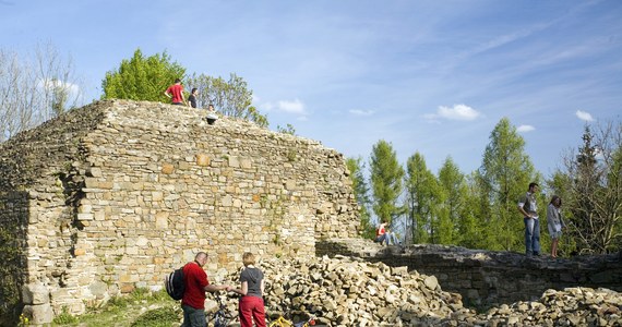Do końca roku potrwa renowacja ruin zamku w Lanckoronie - poinformował samorząd. Urząd gminy podał, że powstały już przyczółki mostu, który będzie prowadził na zamek. Do góry pną się powoli mury obwodowe z bastionami, powstaje też ścieżka spacerowa.
