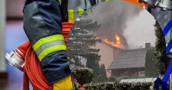 Pożar poddasza domu mieszkalnego w centrum Biecza, miasta w powiecie gorlickim w Małopolsce. Z ogniem walczą liczne zastępy straży pożarnej. Na szczęście w zdarzeniu nikt nie ucierpiał.