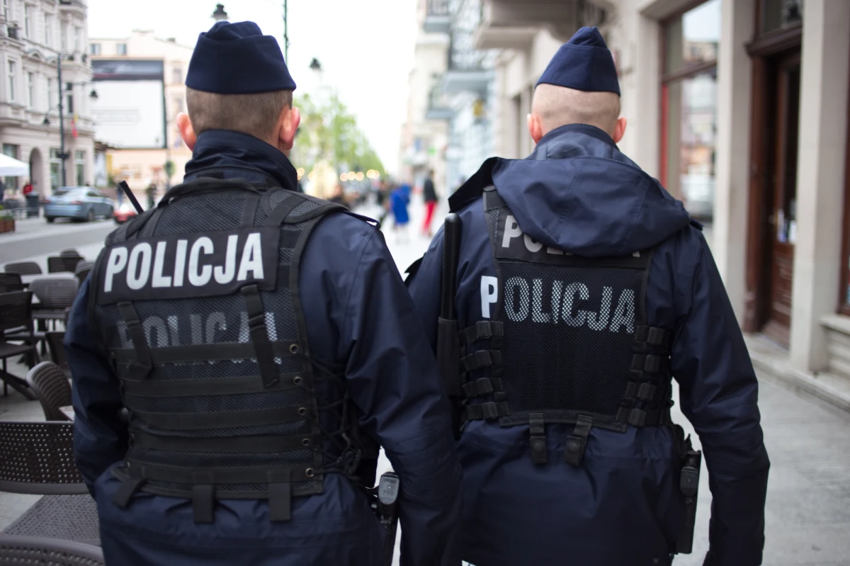 Nie żyje 47-latek, który wypadł z pierwszego piętra w Górze Kalwarii pod Warszawą. Mężczyzna miał liczne obrażenia, prawdopodobnie rany kłute. Policja potwierdziła, że sprawa ma prawdopodobnie charakter kryminalny. W sprawie zatrzymano 33-letniego mężczyznę.