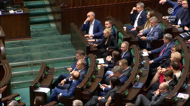 Premier Mateusz Morawiecki kompletuje swój rząd. Donald Tusk ma już wszystkich ministrów i czeka z ogłoszeniem składu gabinetu na swoją kolej. W Polsat News ze strony sejmowej większości padają deklaracje o możliwej zmianie stanowiska w sprawie wicemarszałka senatu z PiS.  