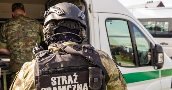 Sześć osób podejrzanych o bycie członkami międzynarodowego gangu nielegalnie przerzucającego ludzi przez granicę polsko-białoruską zatrzymali funkcjonariusze nadbużańskiego oddziału straży granicznej. Zorganizowana grupa przestępcza miała przemycić ok. 2600 osób.