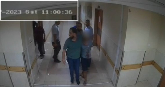 Izraelska armia opublikowała w niedzielę nagranie z kamer przemysłowych szpitala Al-Szifa w Gazie, na którym widać, jak do budynku wprowadzanych jest dwóch porwanych z Izraela zakładników. Film pochodzi z 7 października. Izraelskie wojsko podkreśla, że to dowód na to, iż szpital był wykorzystywany przez terrorystów z Hamasu.