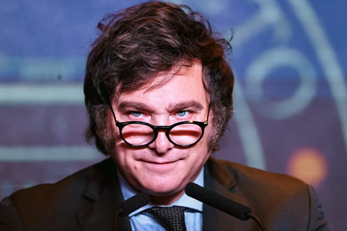 "Dziś rozpoczyna się przebudowa Argentyny" – zapowiedział w niedzielę późnym wieczorem Javier Milei, prezydent-elekt wybrany przez obywateli tego kraju blisko 56 procentami głosów, czyniąc to w swym pierwszym przemówieniu po ogłoszeniu wyników drugiej tury wyborów, która odbyła się w niedzielę.