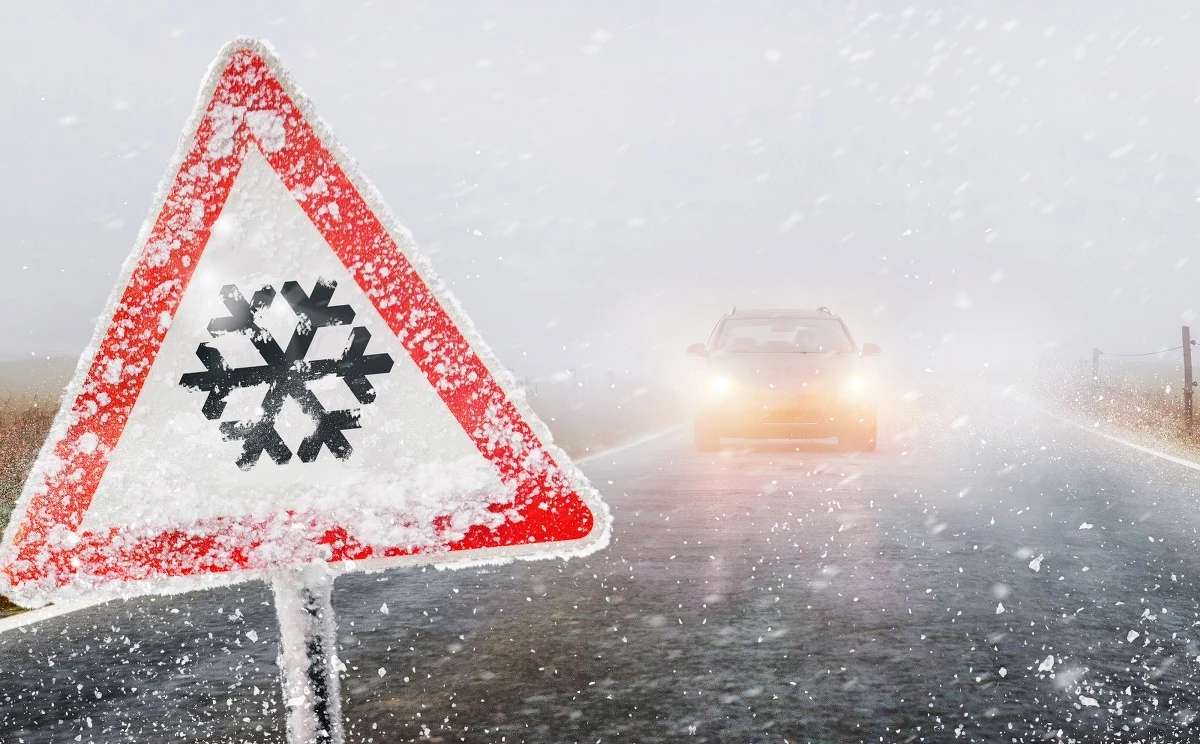 Mróz i śnieg na północnym wschodzie oraz w górach, w pozostałych regionach znacznie cieplej, ale deszczowo, na północy i wschodzie kraju możliwe marznące opady deszczu lub mżawki, powodujące gołoledź - taka będzie pogoda w Polsce w poniedziałek i wtorek.