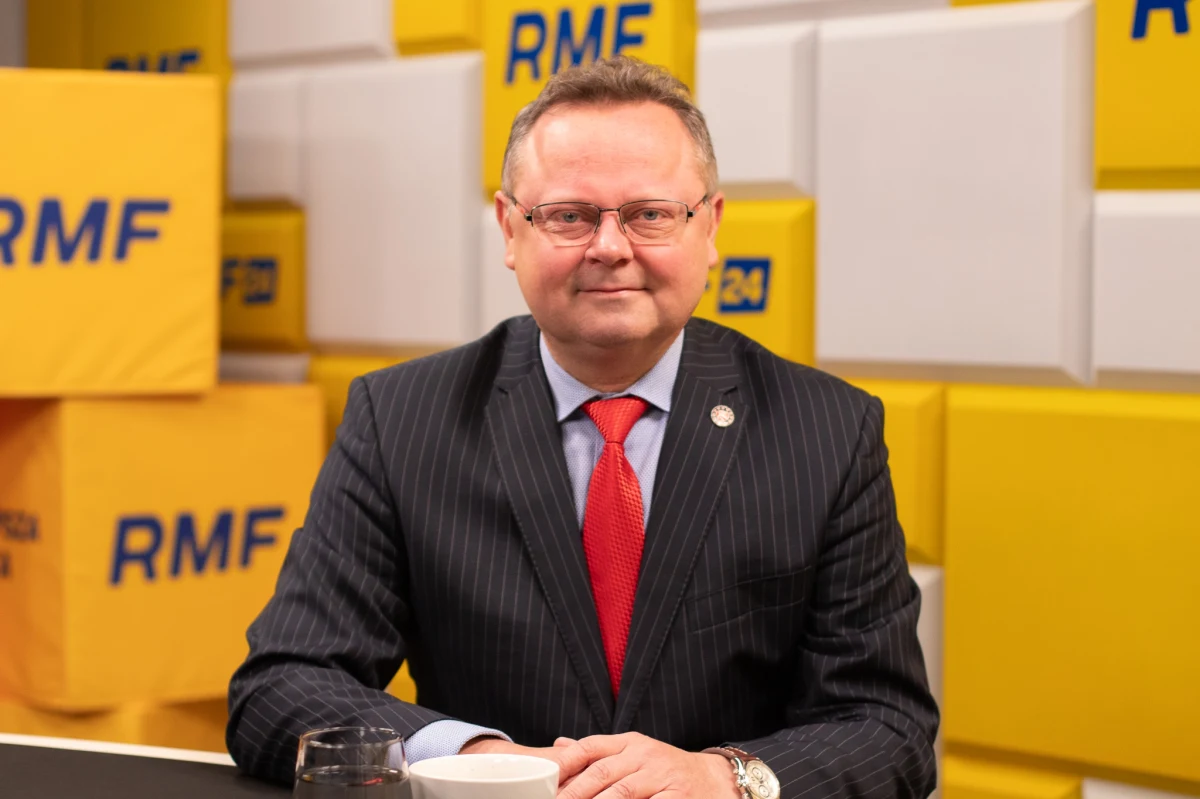 „Nieprawdą jest, że cokolwiek przegraliśmy, ponieważ negocjacje jeszcze trwają. Po drugie, w umowie koalicyjnej zostało wpisanych bardzo wiele elementów naszego programu” – tak w Porannej rozmowie w RMF FM Andrzej Szejna komentował doniesienia dotyczące podziału stanowisk w koalicji Lewicy, Trzeciej Drogi i Koalicji Obywatelskiej.  Poseł Lewicy skrytykował też działania prezydenta ws. powierzenia misji utworzenia rządu premierowi Morawieckiemu. "Prezydent Duda jest politykiem, który nadal jest na smyczy Jarosława Kaczyńskiego" - stwierdził. 