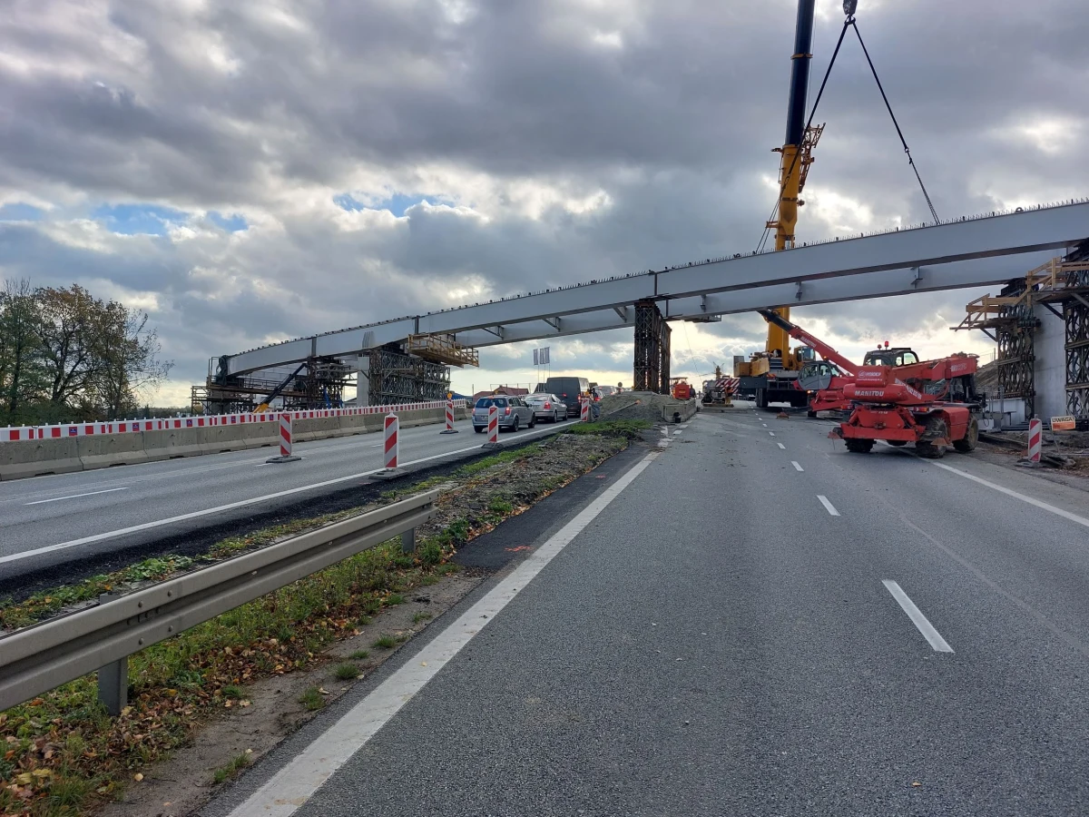 Dziś rano weszła w życie zmiana organizacji ruchu na zakopiance w Gaju. Ma ona związek z kolejnym etapem budowy węzła drogowego. 
