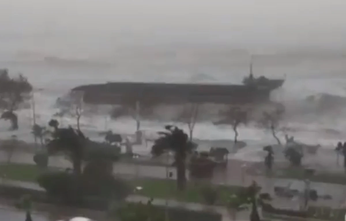 ​Turecki statek towarowy z 12 osobami na pokładzie zatonął w niedzielę podczas burzy przy wybrzeżu Turcji na Morzu Czarnym; władzom nie udało się nawiązać kontaktu z załogą - poinformował w poniedziałek minister spraw wewnętrznych Turcji Ali Yerlikaya.