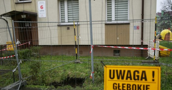 W Siemianowicach Śląskich zakończyło się zasypywanie zapadliska, które powstało w sobotę tuż przy wejściu do jednego z bloków przy ul. Leśnej. Ewakuowano wtedy 13 osób - mieszkańców jednej klatki.