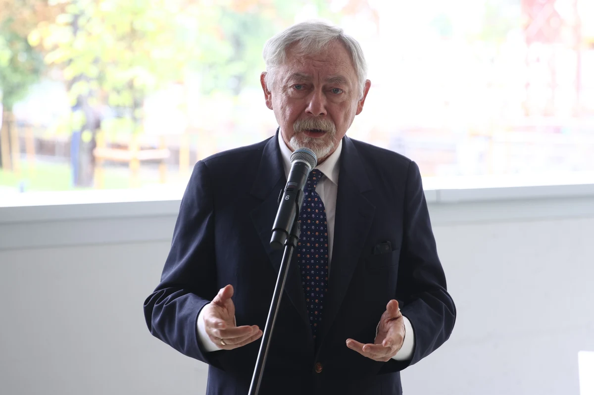 Nie wystartuję w kolejnych wyborach prezydenta Krakowa – ogłosił w poniedziałek Jacek Majchrowski. Zapowiedział, że chętnie poprze swojego zastępcę Andrzeja Kuliga, który w jego ocenie byłby najlepszym kandydatem. Andrzej Kulig jeszcze nie zadeklarował, czy będzie walczyć o głosy krakowian.        