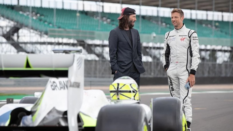 "Siedzenie w bolidzie Brawn, zwłaszcza na torze Silverstone, było bardzo szczególnym przeżyciem" - wyznaje Keanu Reeves, który jest producentem i narratorem serialu dokumentalnego "Brawn: Niezwykła historia Formuły 1".