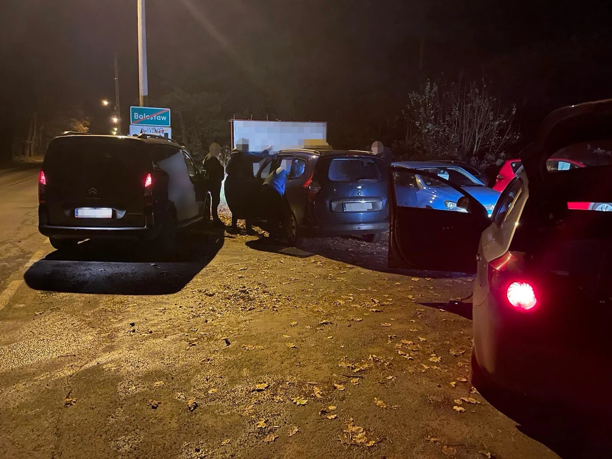 3 kilogramy amfetaminy o czarnorynkowej wartości 100 tys. złotych wieźli na tylnym siedzeniu auta dwaj mężczyźni zatrzymani przez policjantów z Olkusza. Wpadli podczas rutynowej kontroli drogowej.   

