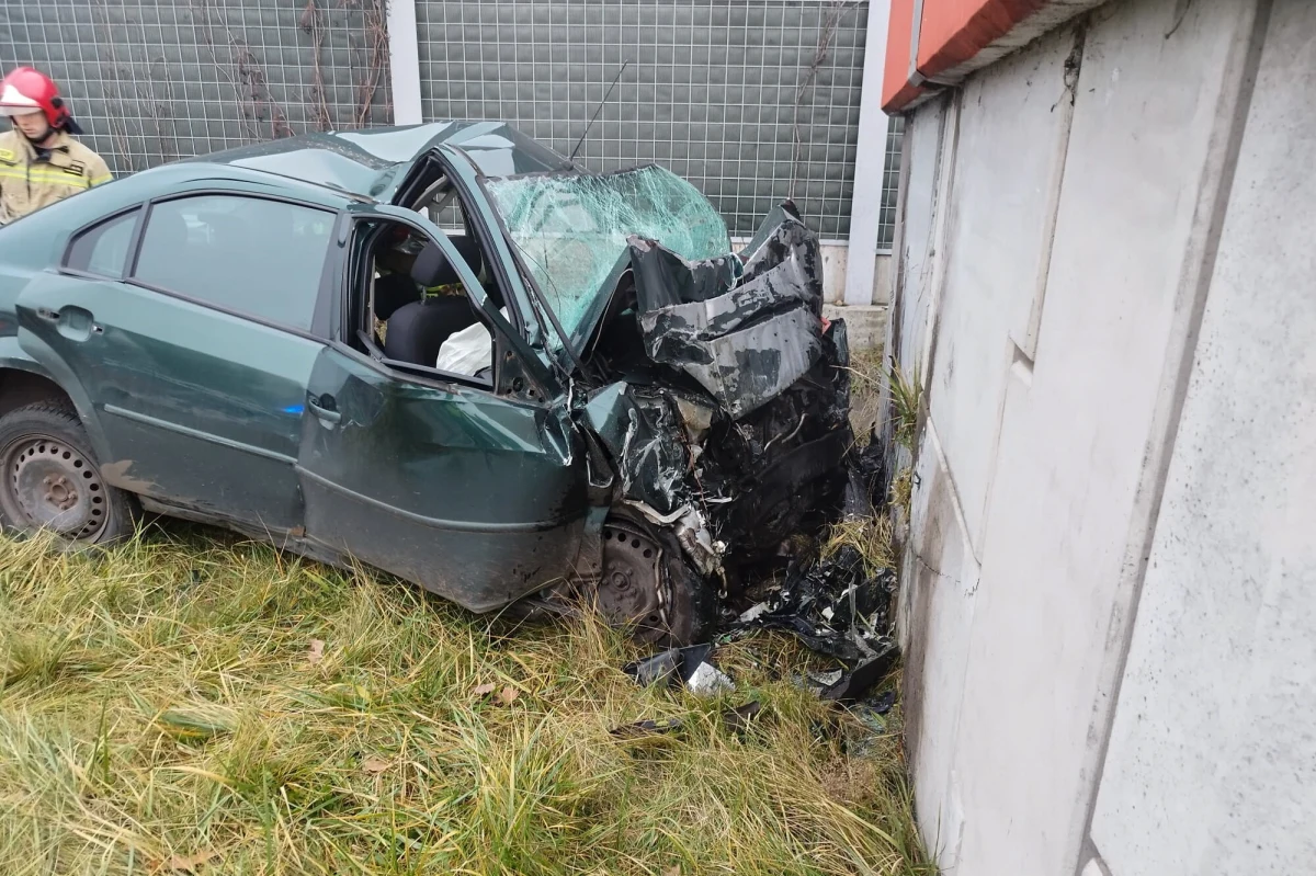Policja i prokuratura wyjaśniają okoliczności niedzielnego wypadku na ul. Krakowskiej w Skarżysku-Kamiennej. 71-letni mężczyzna zginął na miejscu po tym, jak z dużą prędkością uderzył autem w mur estakady. 