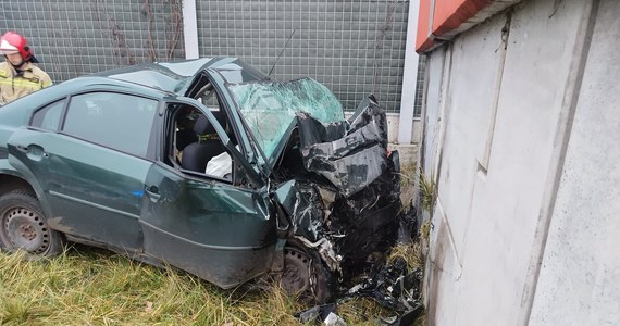 Policja i prokuratura wyjaśniają okoliczności niedzielnego wypadku na ul. Krakowskiej w Skarżysku-Kamiennej. 71-letni mężczyzna zginął na miejscu po tym, jak z dużą prędkością uderzył autem w mur estakady. 