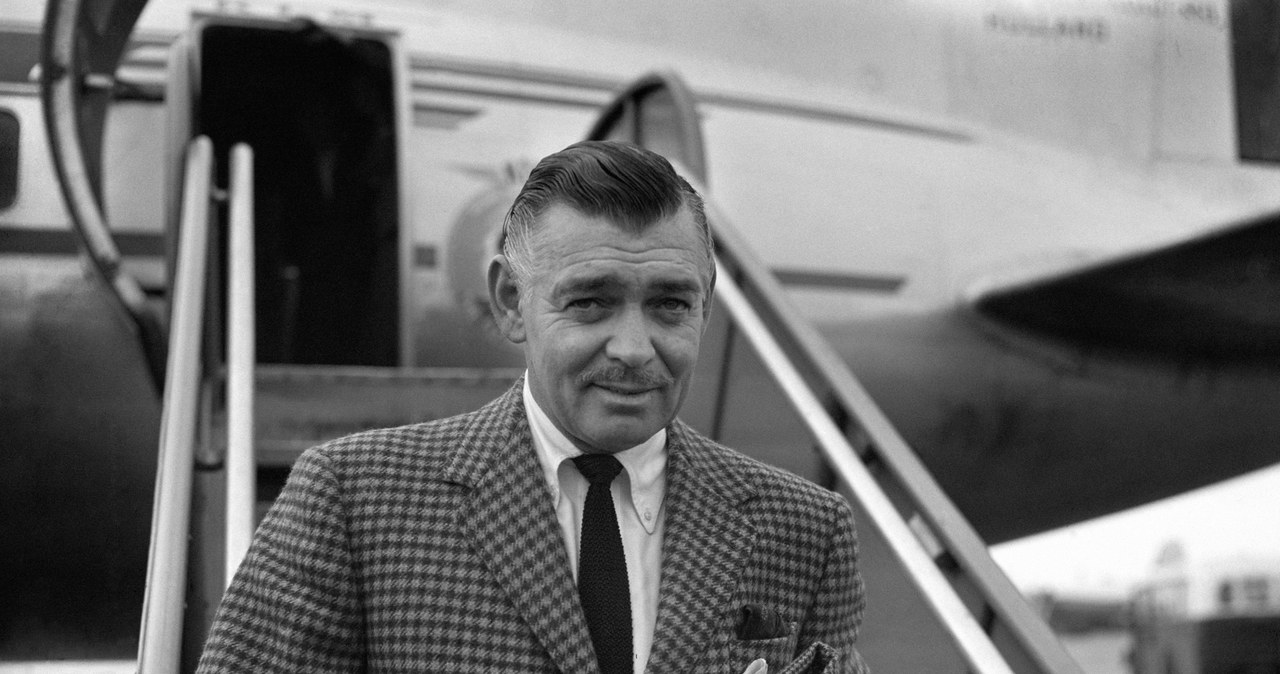 Clark Gable jest uznawany za ikonę "Złotej Ery Hollywood", lecz głośniej niż o jego dokonaniach zawodowych, było o jego romansach. Aktor nie stronił od towarzystwa pięknych kobiet. Był żonaty aż pięć razy i regularnie miał zdradzać swoje partnerki. Pierwsze małżeństwo zawarł ze starszą o 17 lat nauczycielką aktorstwa, lecz wkrótce zostawił ją dla dziedziczki fortuny.