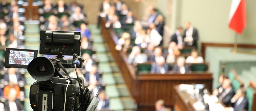 Jutro wybór komisji sejmowych, a w środę pierwsze projekty ustaw – tak wstępnie wygląda plan najbliższego posiedzenia Sejmu. Posłowie prawdopodobnie będą pracować dłużej. Dziś po południu ma zdecydować o tym prezydium izby niższej.
