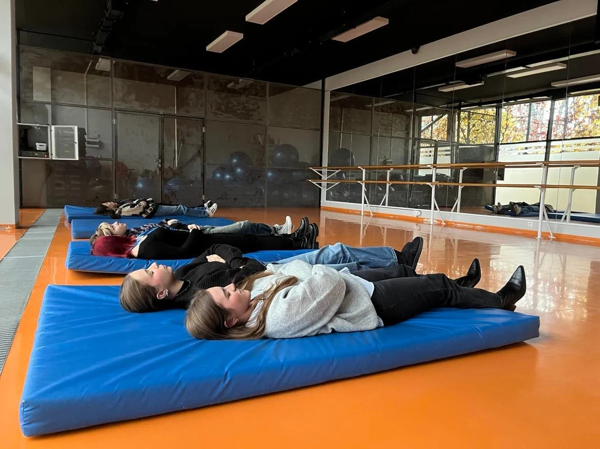 ​Zmysłoczułe przerwy - to nazwa inicjatywy wprowadzonej we wrocławskim liceum nr IX, aby uczniowie mogli odpocząć od szkolnego zgiełku. Na długiej przerwie w jednej z sal można położyć się na materacu i zrelaksować, słuchając śpiewu ptaków czy spokojnej muzyki.