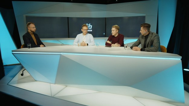 "Do jednej bramki" NA ŻYWO w każdy poniedziałek o godz. 12.00 w Interii oraz  Polsat BOX Go .
W tekście zawarto link serwisu partnerskiego
